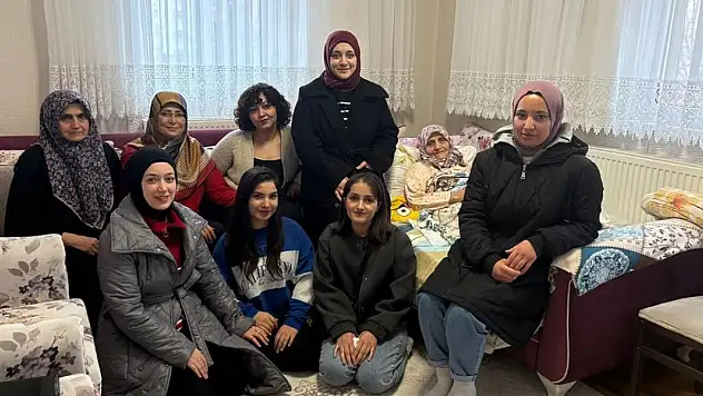 Konya'da öğrenciler yaşlıları evlerinde ziyaret etti