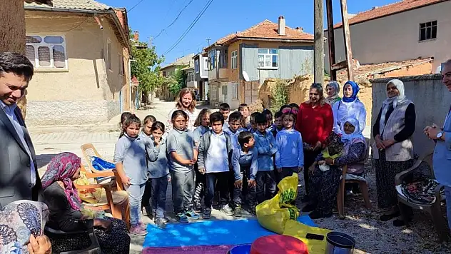 Konya'da öğrenciler yaşlılarla buluşuyor
