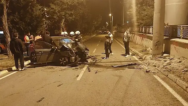 Konya'da otomobil aydınlatma direğine çarptı: 4 yaralı