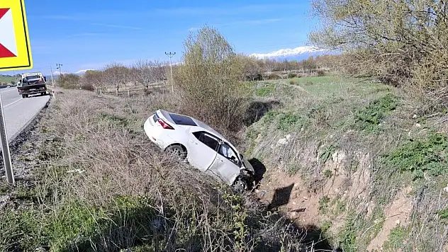 Konya'da otomobil dere yatağına uçtu: 2 yaralı