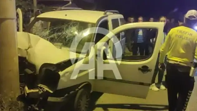 Konya'da otomobil elektrik direğine çarptı! 2 yaralı!