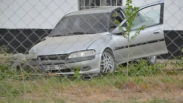 Konya'da otomobil evin bahçesine uçtu