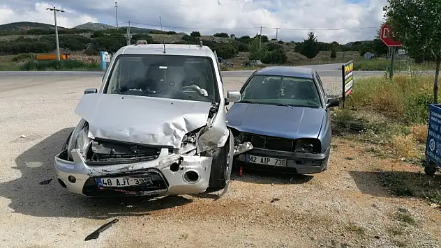 Konya'da otomobil ile hafif ticari araç çarpıştı: 2 yaralı