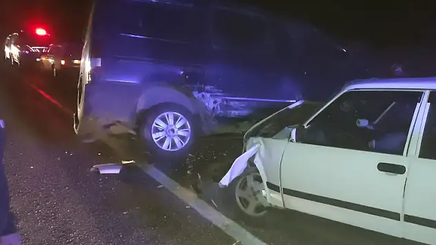 Konya'da otomobil ile minibüs çarpıştı: 2 yaralı