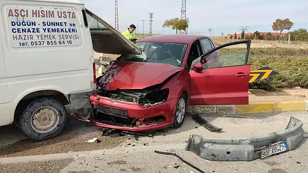 Konya'da otomobil ile minibüs çarpıştı: 2 yaralı