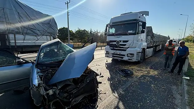 Konya'da otomobil ile tır çarpıştı, 2 kişi öldü