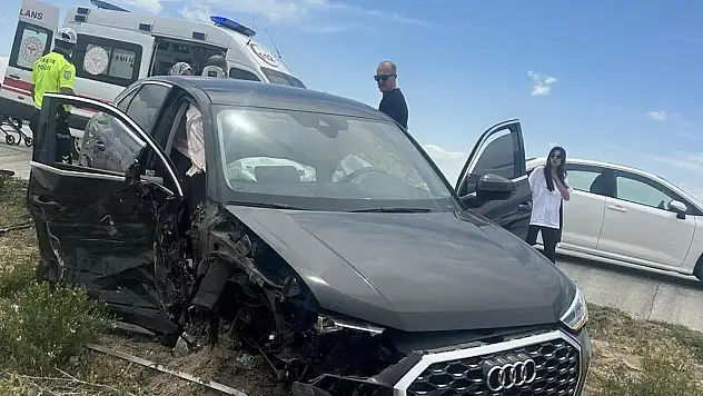 Konya'da otomobil kamyona çarptı: 2 yaralı