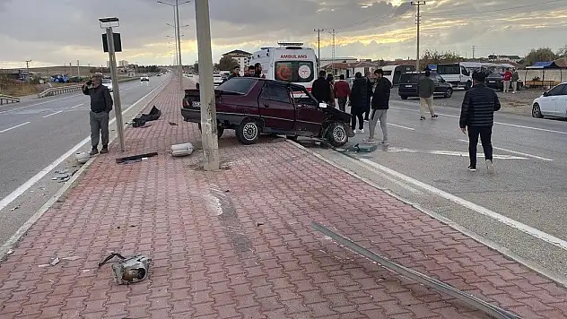 Konya'da otomobil refüjdeki direğe çarptı: 1 yaralı