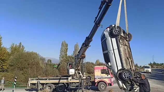 Konya'da otomobil sulama kanalına uçtu: 3 yaralı!