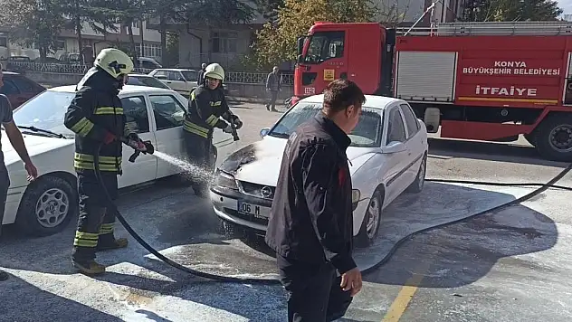 Konya'da otomobildeki yangın büyümeden söndürüldü