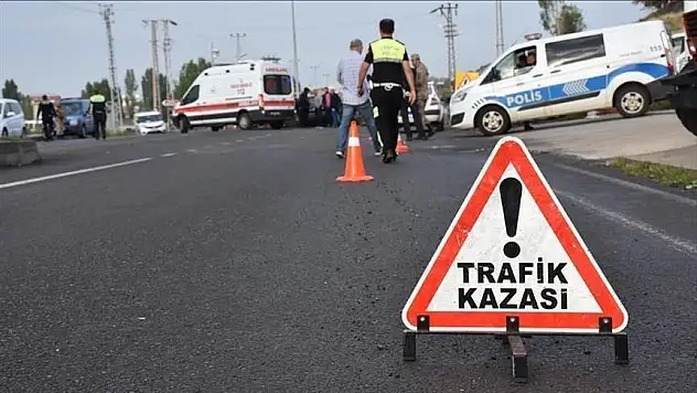 Konya'da otomobilin dorseye çarptığı kazada 3 kişi yaralandı