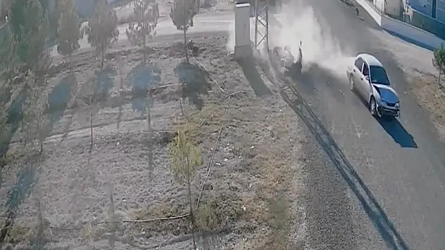 Konya'da otomobilin elektrikli motosikletle çarpıştı! 2 yaralı!
