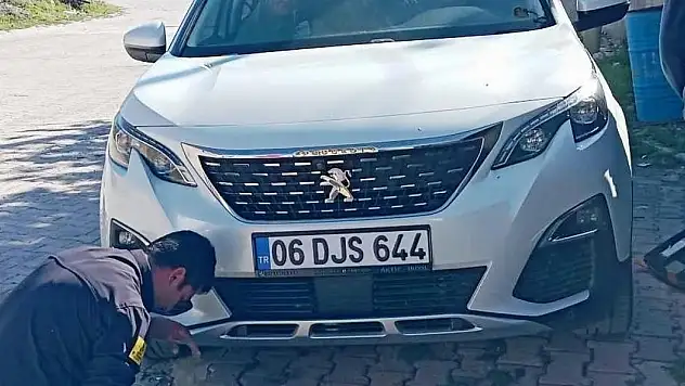 Konya'da otomobilin motoruna sıkışan kedi kurtarıldı