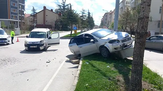 Konya'da otomobille kamyonetin çarpışması sonucu 5 kişi yaralandı