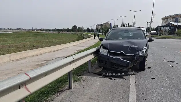 Konya'da otomobillerin çarpışmasıyla 2 kişi yaralandı