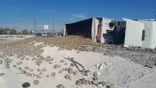 Konya'da pancar yüklü tır devrildi! 1 yaralı!
