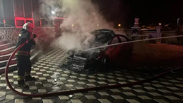 Konya'da park halindeki otomobilde çıkan yangın söndürüldü