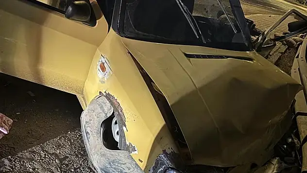 Konya'da pikap refüje çarptı: 3 yaralı