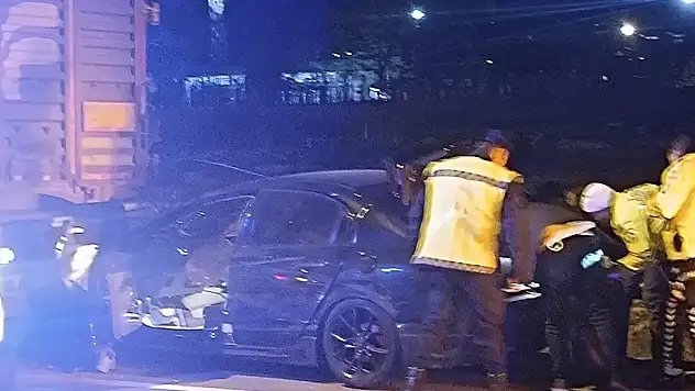 Konya'da polisin dur ihtarına uymadı tıra çarptı!