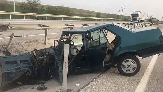 Konya'da refüje çarpan otomobil kullanılamaz hale geldi! 2 yaralı!