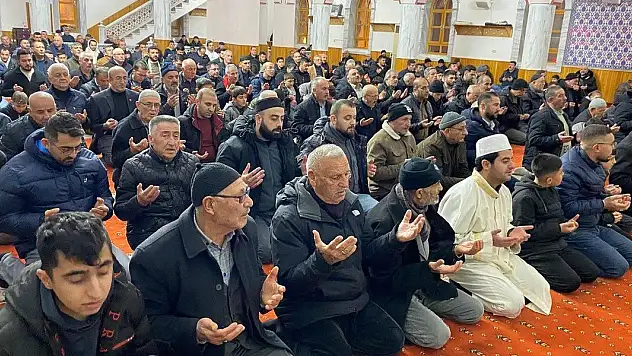 Konya'da Regaib Kandili'nde vatandaşlar camilere akın etti