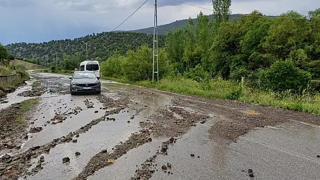 Konya'da sağanak sele neden oldu, karayolu ulaşıma kapandı