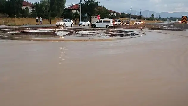 Konya'da sağanak ulaşıma engel oldu