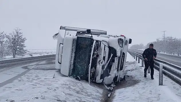 Konya'da saman balyası yüklü tır devrildi: 2 yaralı