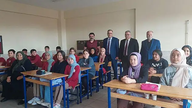 Konya'da şehit annesi oğlunun adının verildiği okulu ziyaret etti!