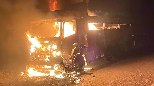 Konya'da seyir halindeki kamyon alev alev yandı