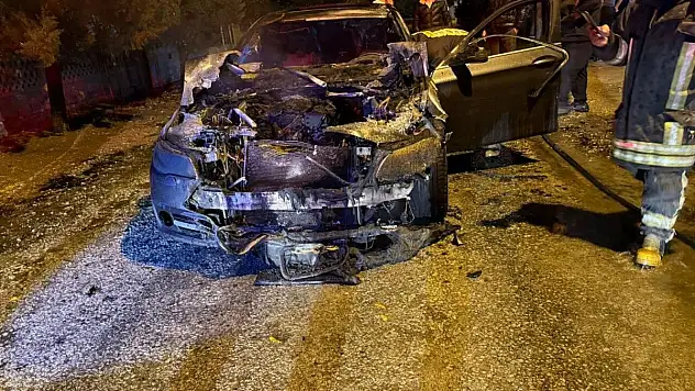 Konya'da seyir halindeki otomobil alev aldı