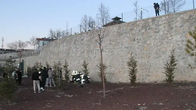Konya'da seyir tepesinden düşen 2 kişi yaralandı