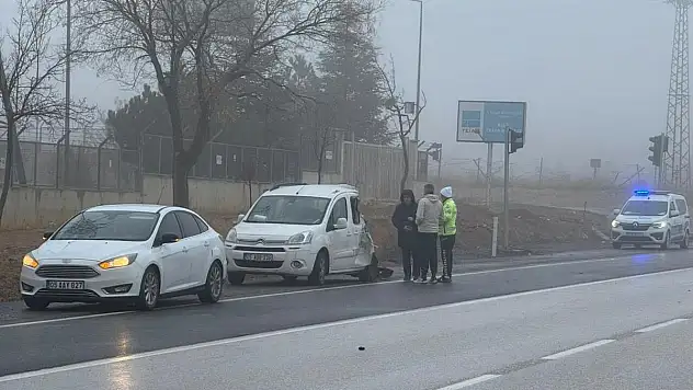 Konya'da sis görüş mesafesini sıfırladı! Kazalar peş peşe geldi!