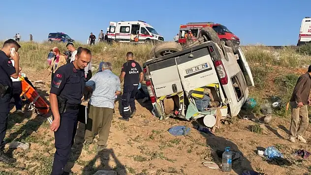 Konya'da tarım işçilerini taşıyan minibüs devrildi! 15 kişi yaralandı!