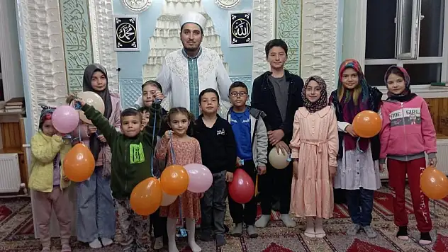 Konya'da teravih namazına gelen çocuklar ödüllendirildi