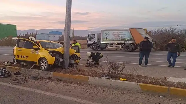 Konya'da ticari taksi direğe çarptı: 3 yaralı