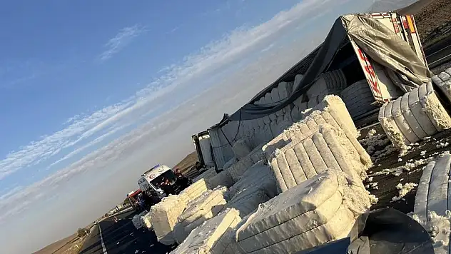 Konya'da tır devrildi: 1 ölü, 1 yaralı