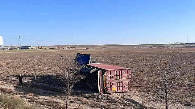 Konya'da tır devrildi: 1 yaralı
