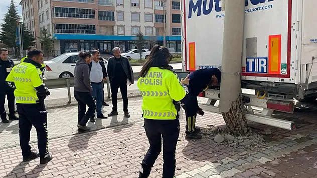 Konya'da tır direğe çarptı