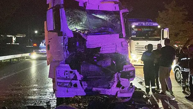 Konya'da tır kamyona çarptı sürücü kabinde sıkıştı