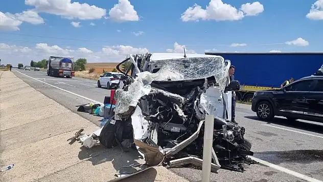 Konya'da tırla otomobilin çarpışması sonucu 3 kişi yaralandı