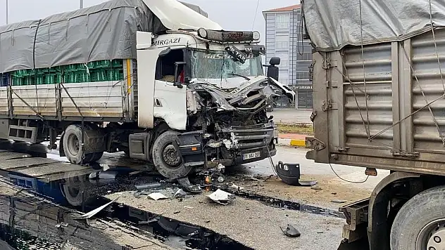 Konya'da tırlar çarpıştı: 1 yaralı