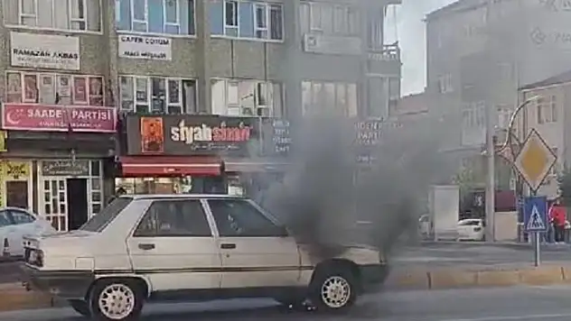 Konya'da trafik ışıklarında bekleyen otomobil alev topuna döndü!