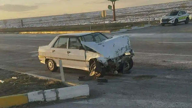 Konya'da traktör ile otomobil çarpıştı!