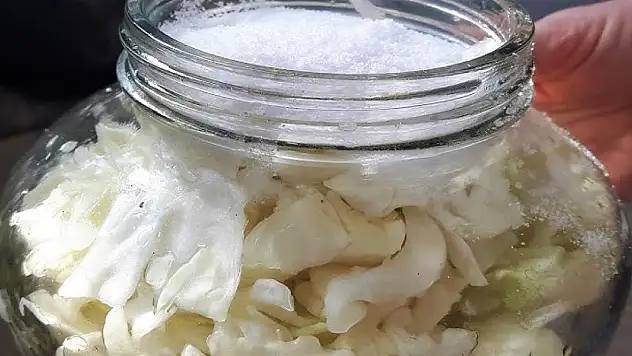 Konya'da turşucular böyle yapıyor ve lahana turşusu daha lezzetli oluyor
