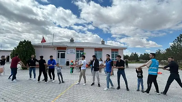 Konya'da üniversite öğrencileri ilkokul öğrencileri ile buluştu