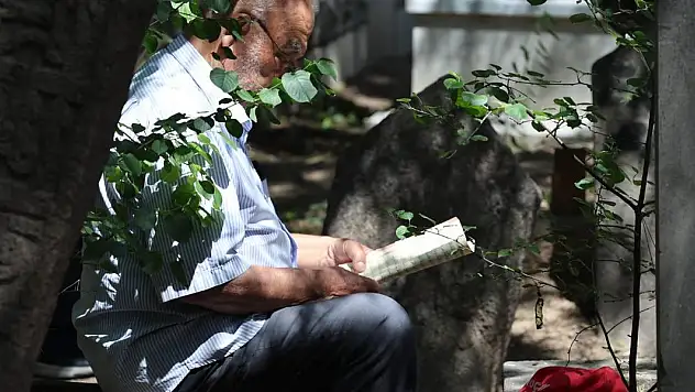 Konya'da vatandaşlar vefat eden yakınlarını bu bayramda da unutmadı