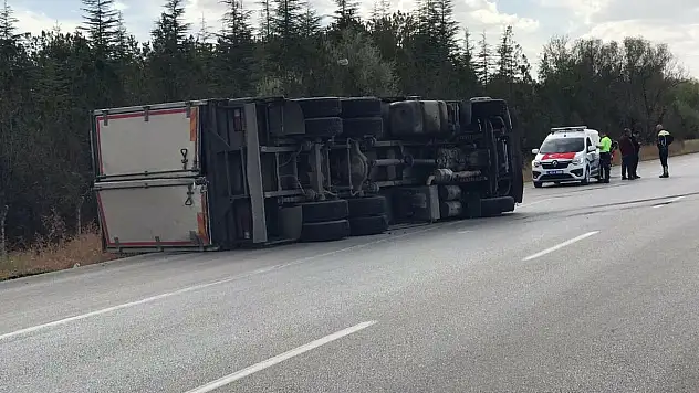 Konya'da yağ yüklü kamyon devrildi: 1 yaralı!
