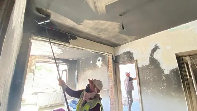 Konya'da yangında evleri zarar gören aileye destek