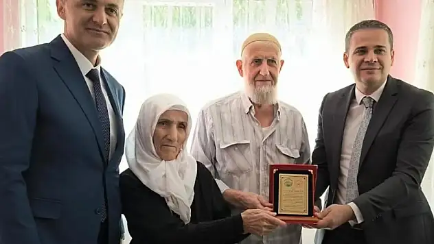 Konya'da yarım asırı deviren çiftlere plaket!